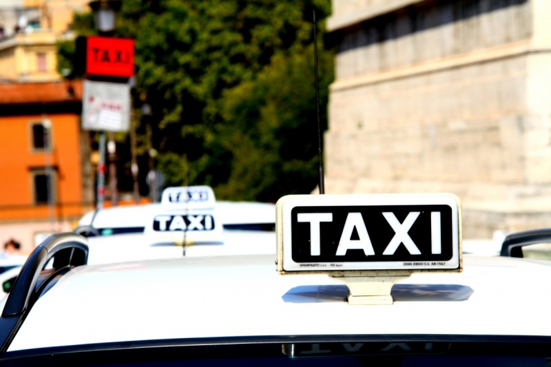 taxis-LE LUC-min_taxi_auto_rome_road_white-1051610